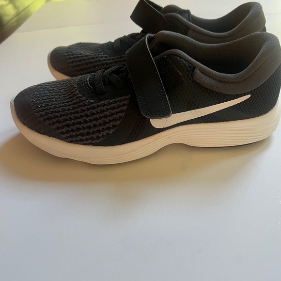 Nike Revolution Black Kids size 12.5C - Picture 3 of 6